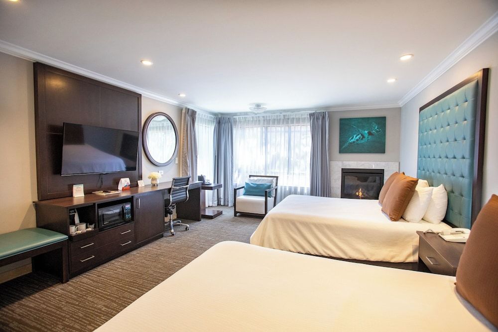 Munras Inn Room, 2 Queen Beds, Non Smoking, Fireplace 4