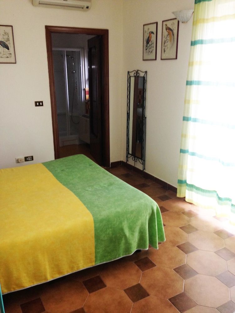 Bed & Breakfast Villa Flora Classic Double Room, Non Smoking, Private Bathroom (Ginestra) 2