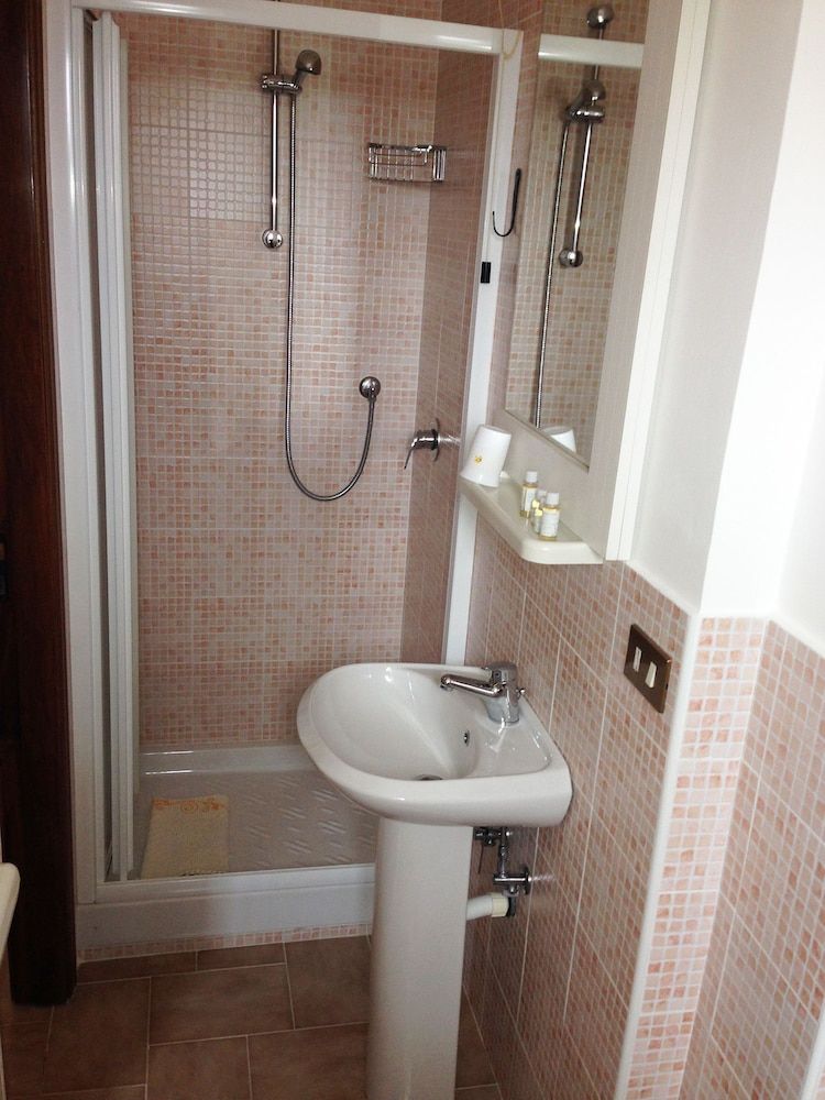 Bed & Breakfast Villa Flora Triple Room, Non Smoking, Private Bathroom (Primula) 3