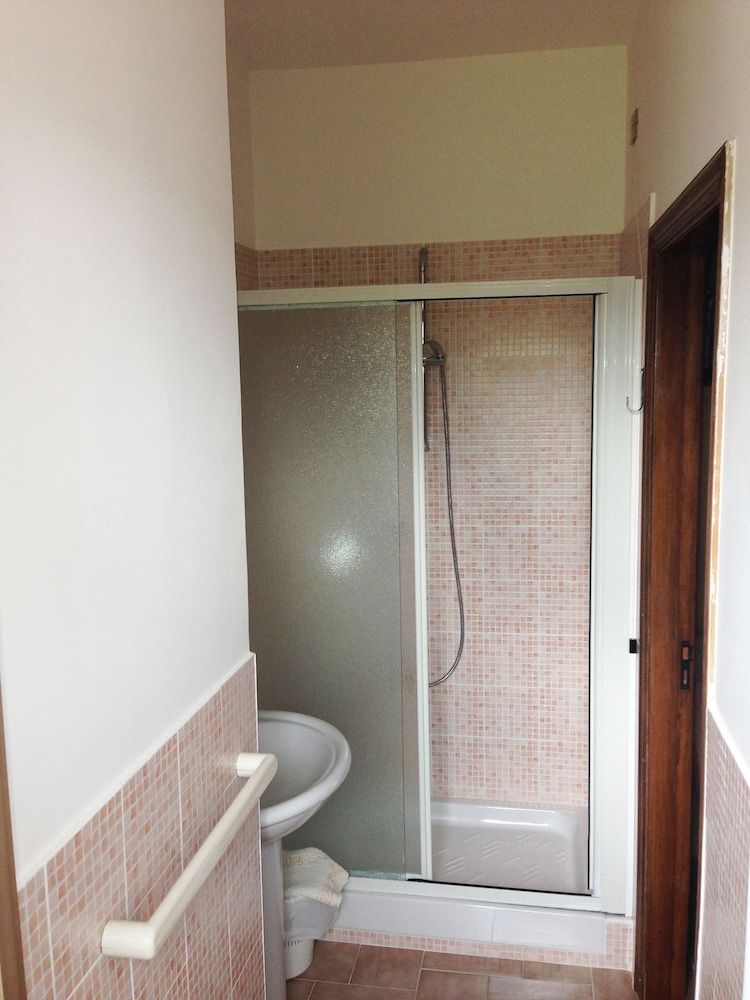 Bed & Breakfast Villa Flora Classic Double Room, Non Smoking, Private Bathroom (Ginestra) 3