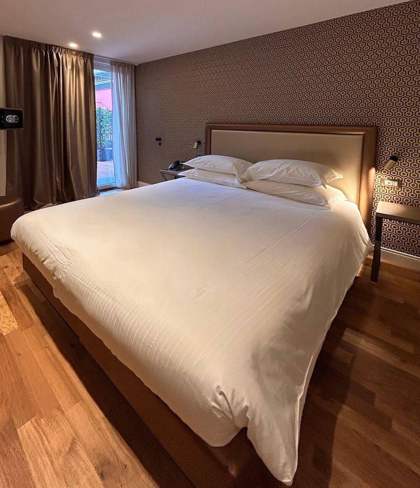 Caruso Place Boutique & Wellness Suites Deluxe Double Room 11