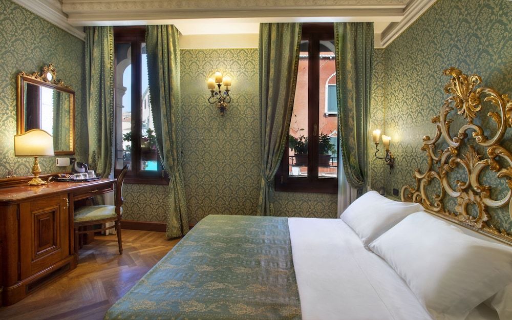 Palazzina Veneziana Superior Room, Canal View 13