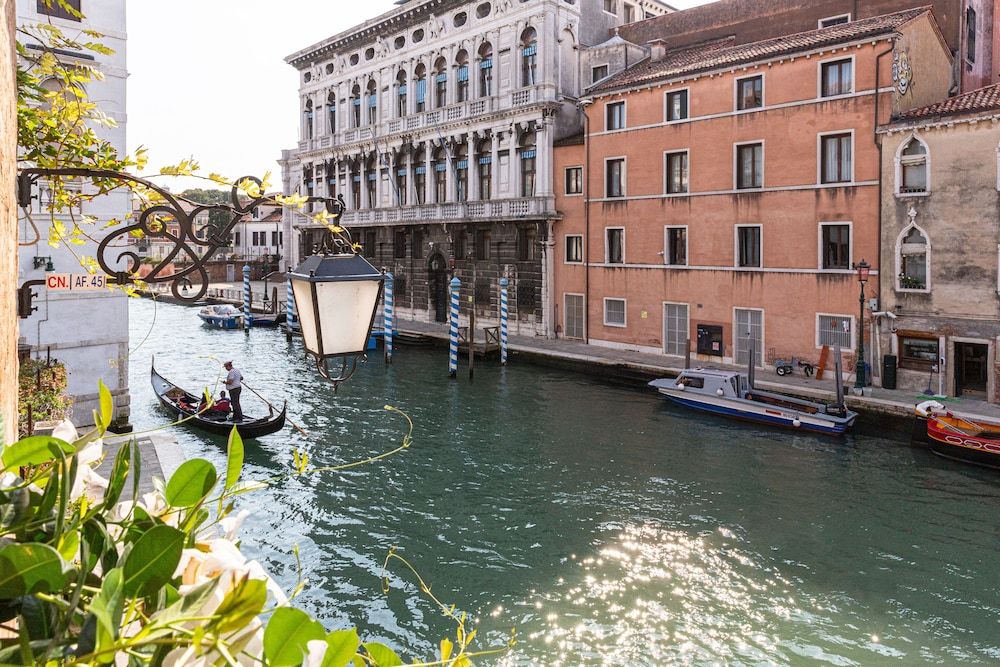 Palazzina Veneziana Superior Room, Canal View 7