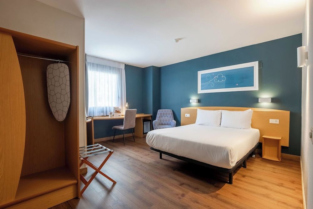 undefined Travelodge Alicante Puerto 4