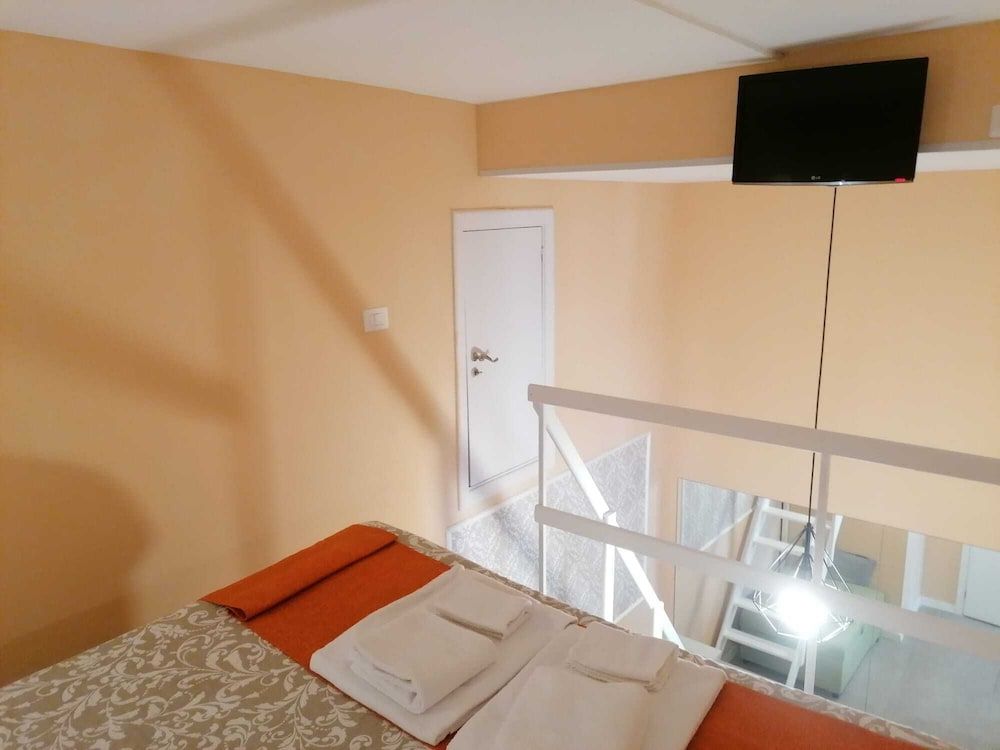 undefined Amedeo Square 5