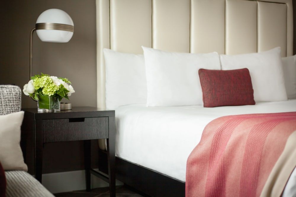 Hotel Commonwealth Room, 1 King Bed (Kenmore) 3