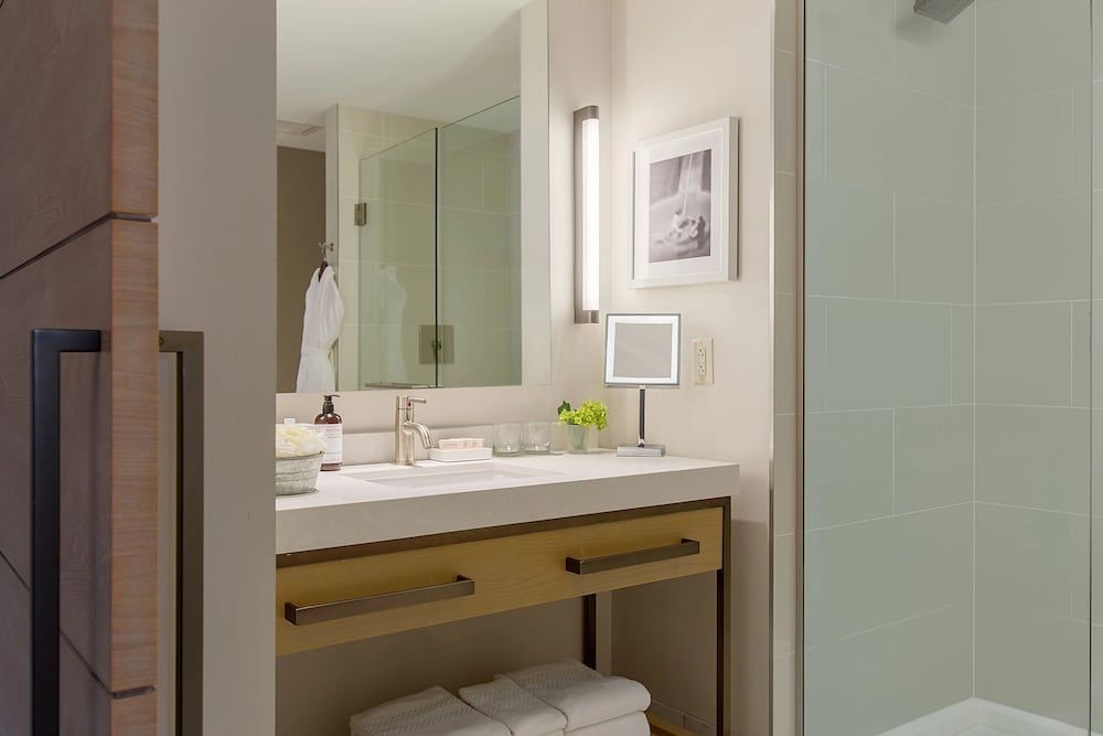 Hotel Commonwealth Room, 1 King Bed (Kenmore) 4