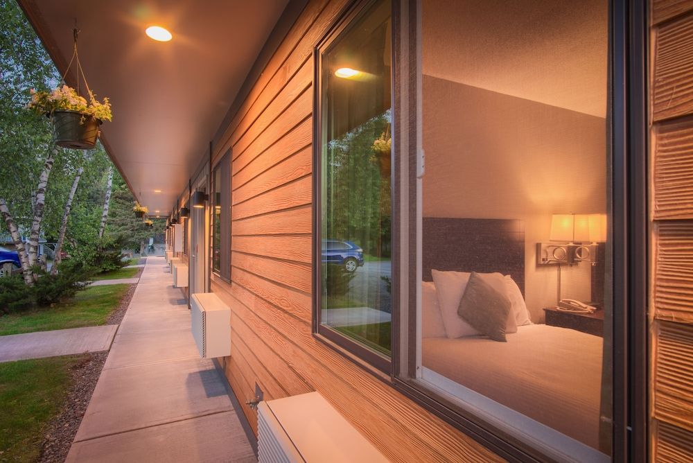 Sun & Ski Inn And Suites Superior Room, 1 King Bed, Patio 3