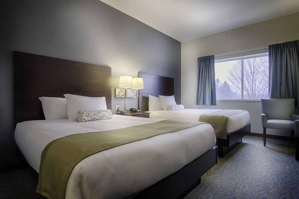 Sun & Ski Inn And Suites Deluxe with 2 Queen Beds 3