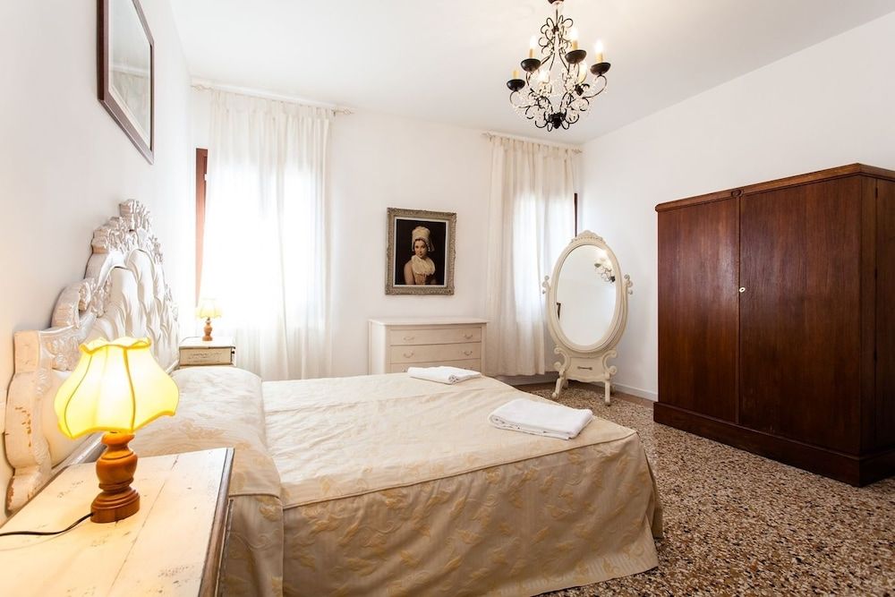 Prince Apartments Superior Apartment 4