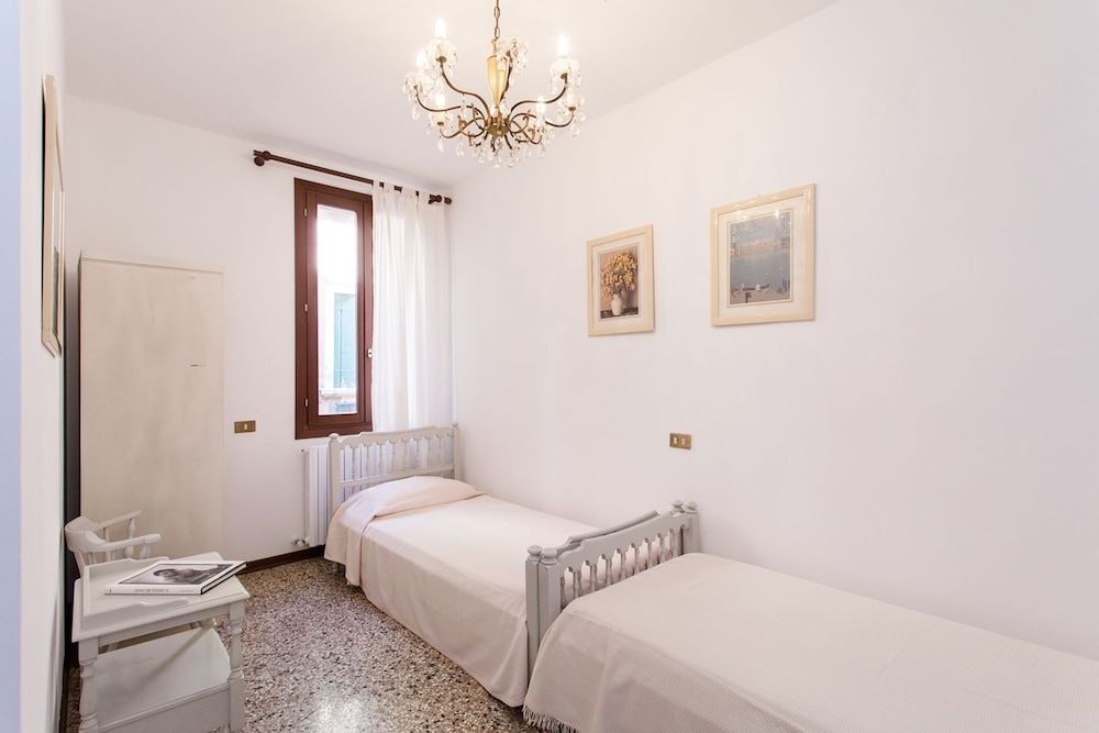 Prince Apartments Deluxe Apartment 2