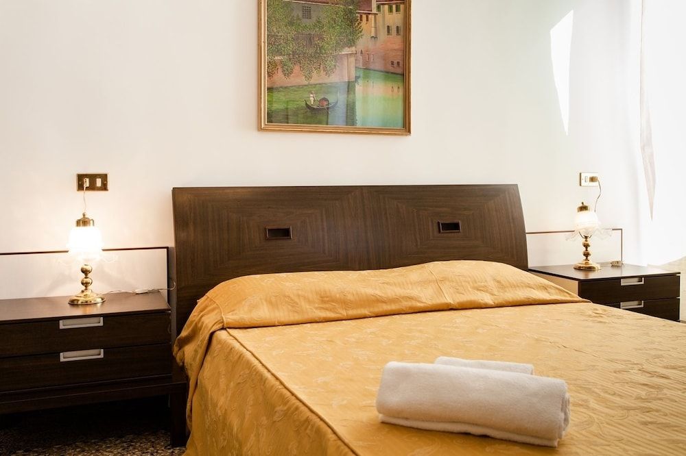 Prince Apartments Deluxe Apartment 3