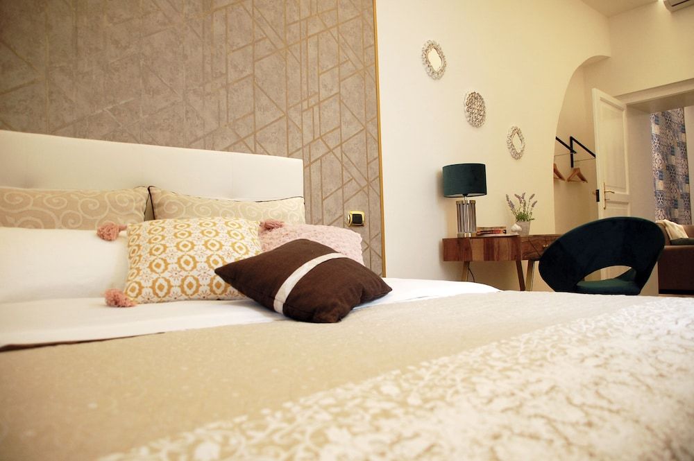 Palazzo Bianchi Domus Holidays Deluxe Apartment, Garden View 5