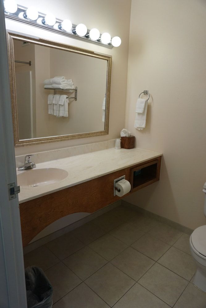 River Hills Hotel Suite, 2 Bedrooms, Non Smoking 4