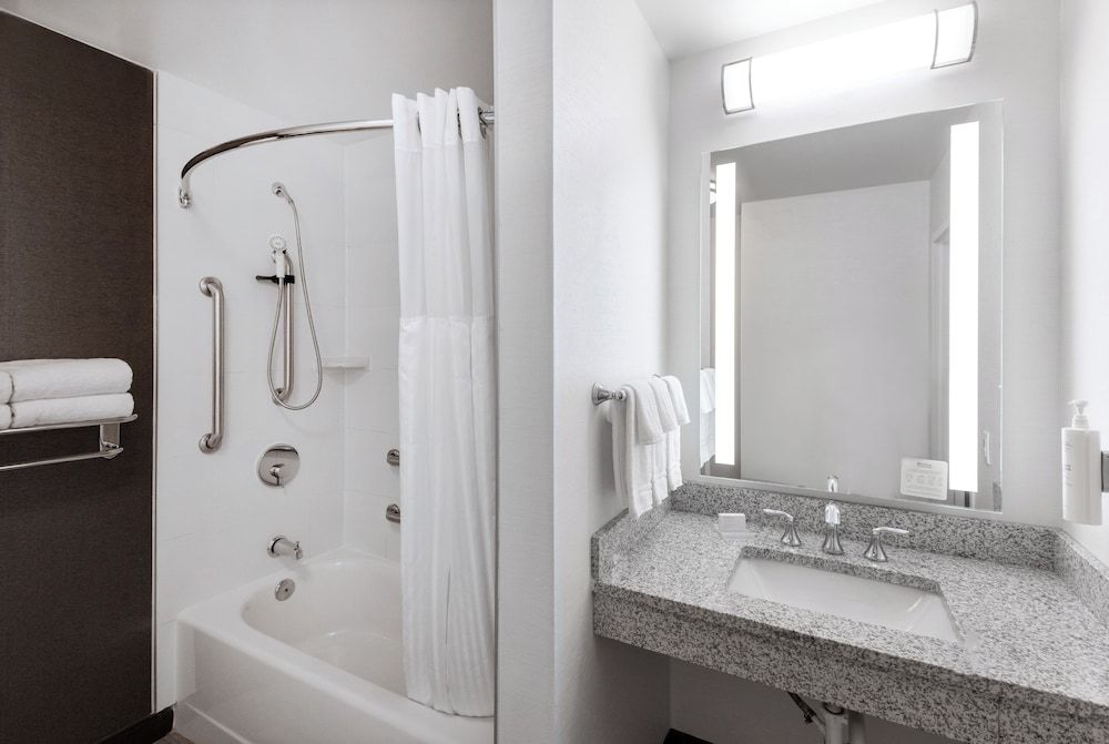 Room, 1 King Bed, Accessible, Bathtub