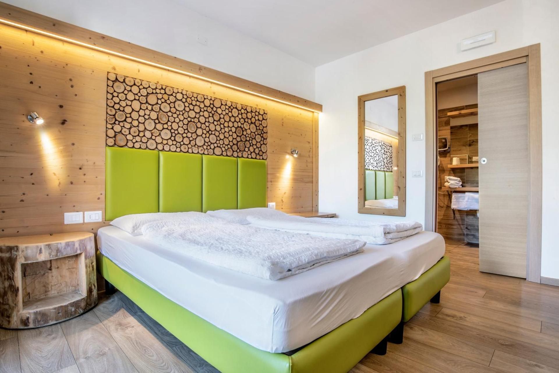 Double or Twin Room with Mountain View