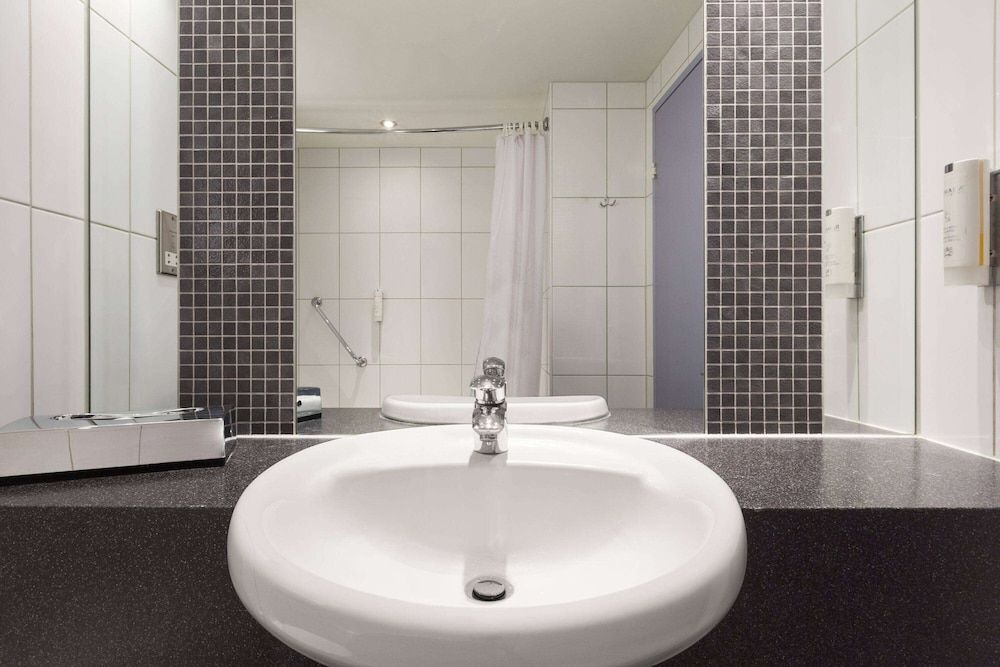 Ramada by Wyndham London North M1 Room, 2 Twin Beds 6