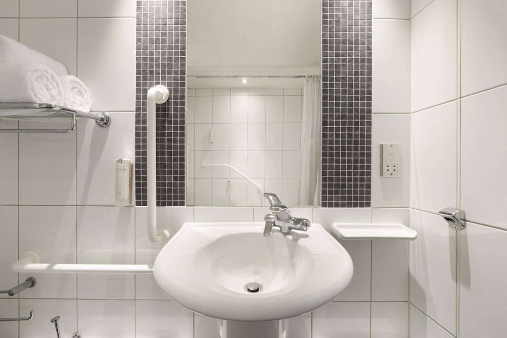 undefined Ramada by Wyndham London North M1 10