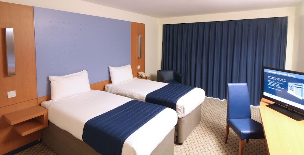 Ramada by Wyndham London North M1 Room, 2 Twin Beds 2