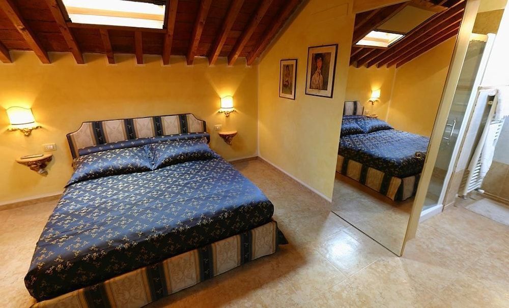 Locanda Modigliani Double Room, Jetted Tub 3