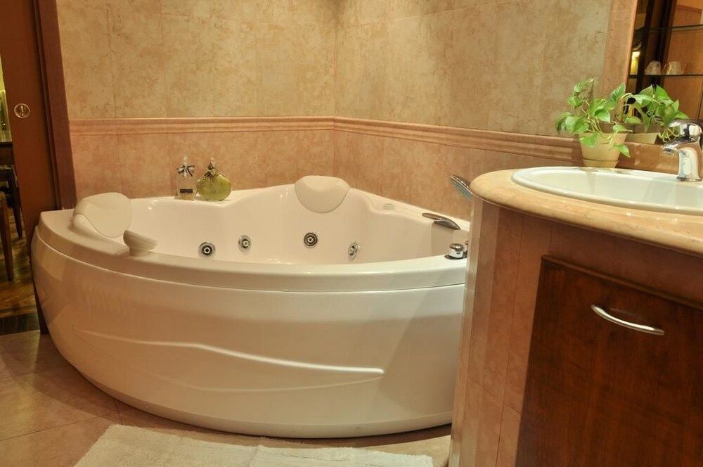 Locanda Modigliani Double Room, Jetted Tub 10