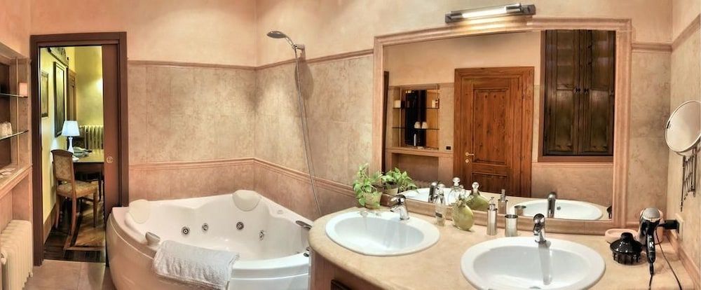 Locanda Modigliani Double Room, Jetted Tub 8
