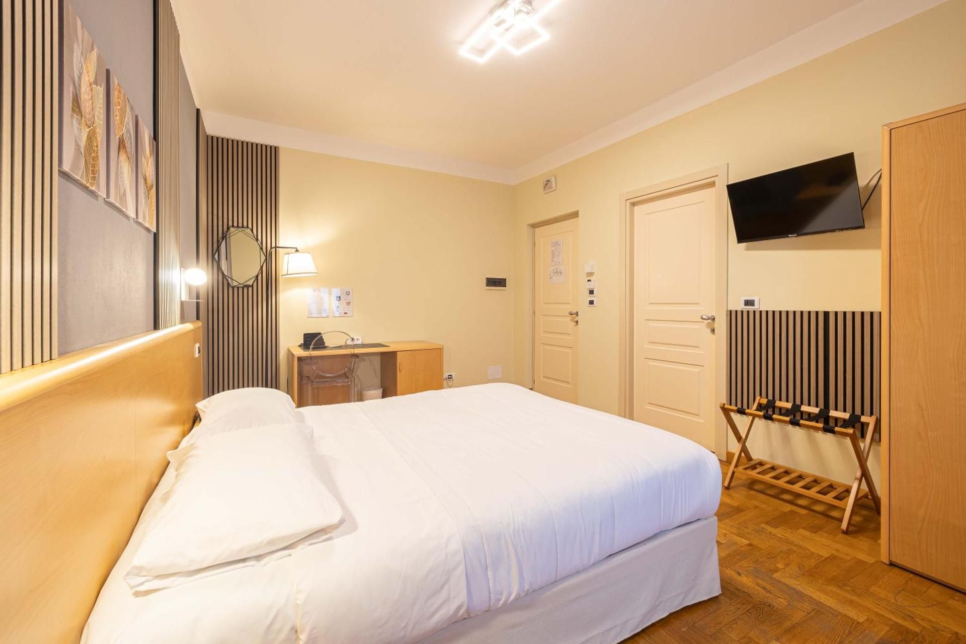 Superior King Room with View