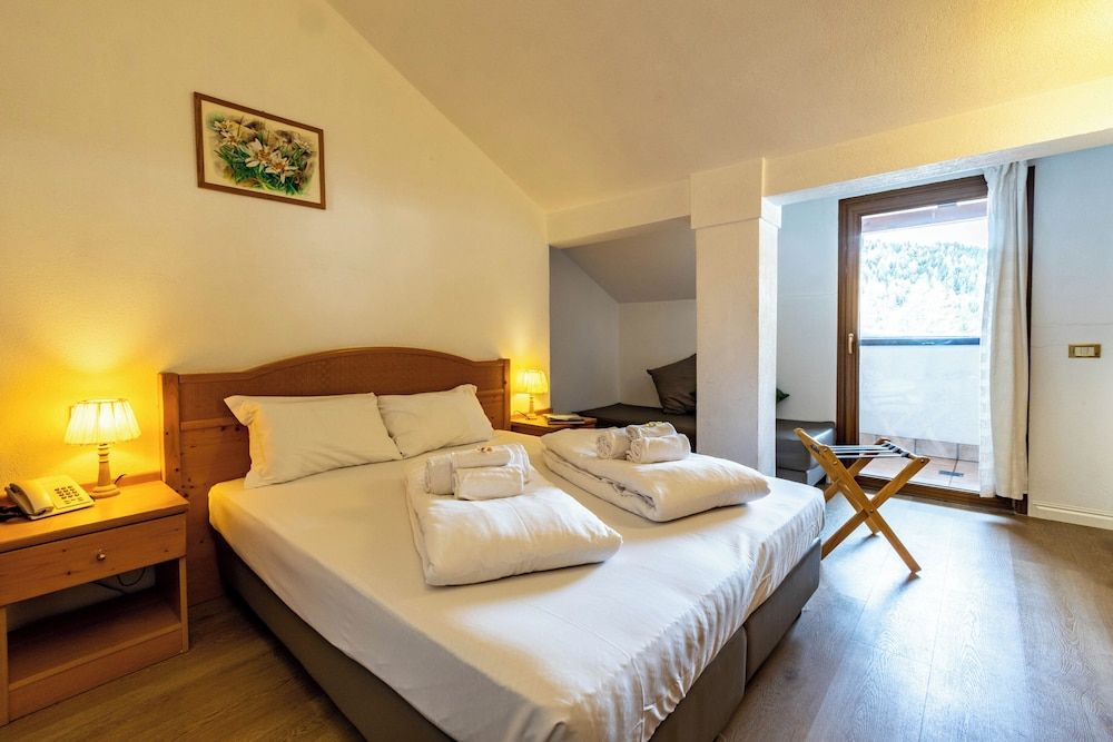 Hotel Grizzly Standard Triple Room 13