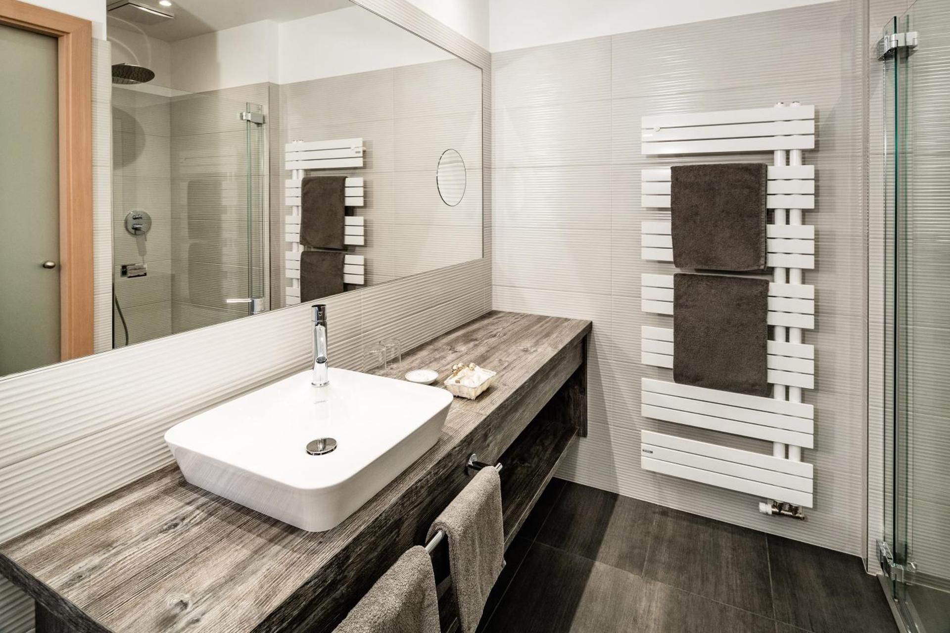 Large Double Room - Annex