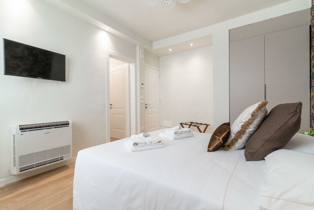 Hotel Grifoni Deluxe Room, 1 King Bed, City View (2) 2