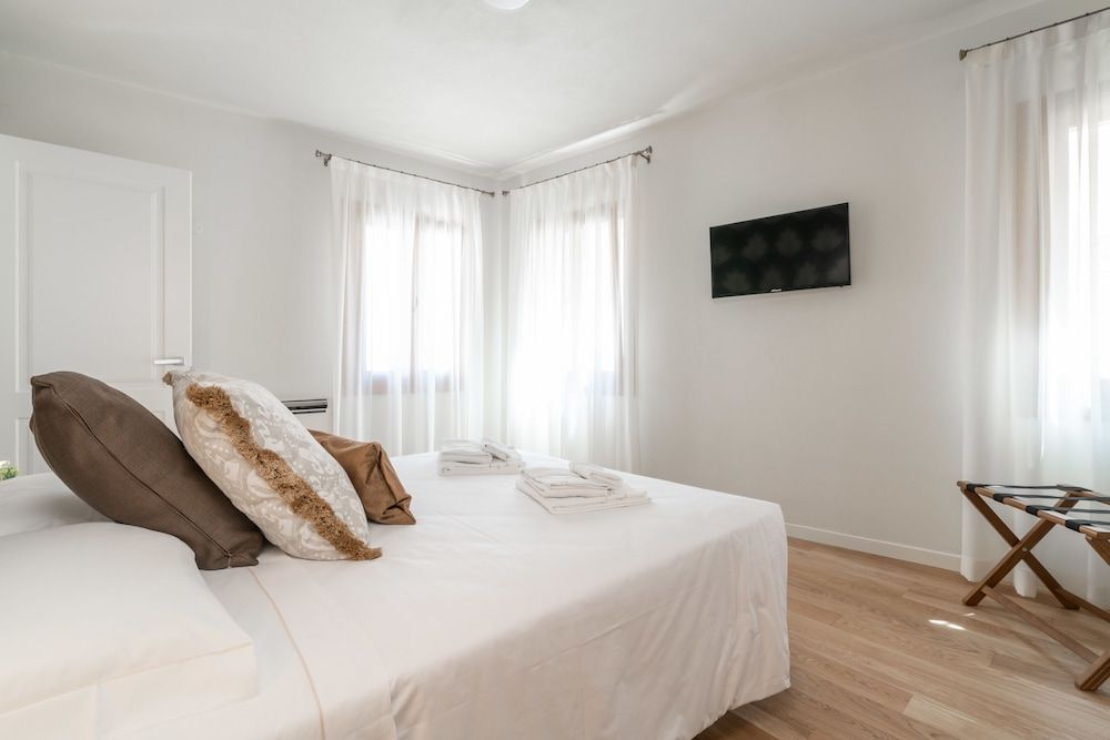 Hotel Grifoni Deluxe Room, 1 King Bed, City View (2) 8