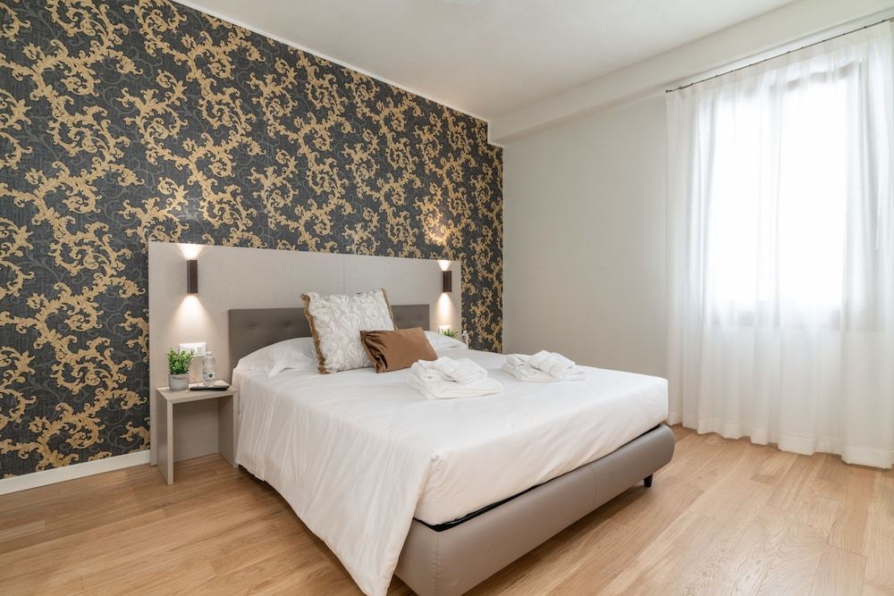 Hotel Grifoni Deluxe Room, 1 King Bed, City View (2) 4