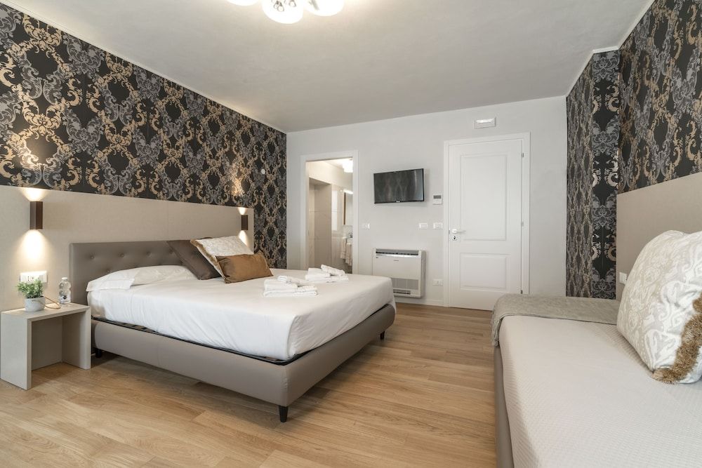 Hotel Grifoni Luxury Room, City View 6