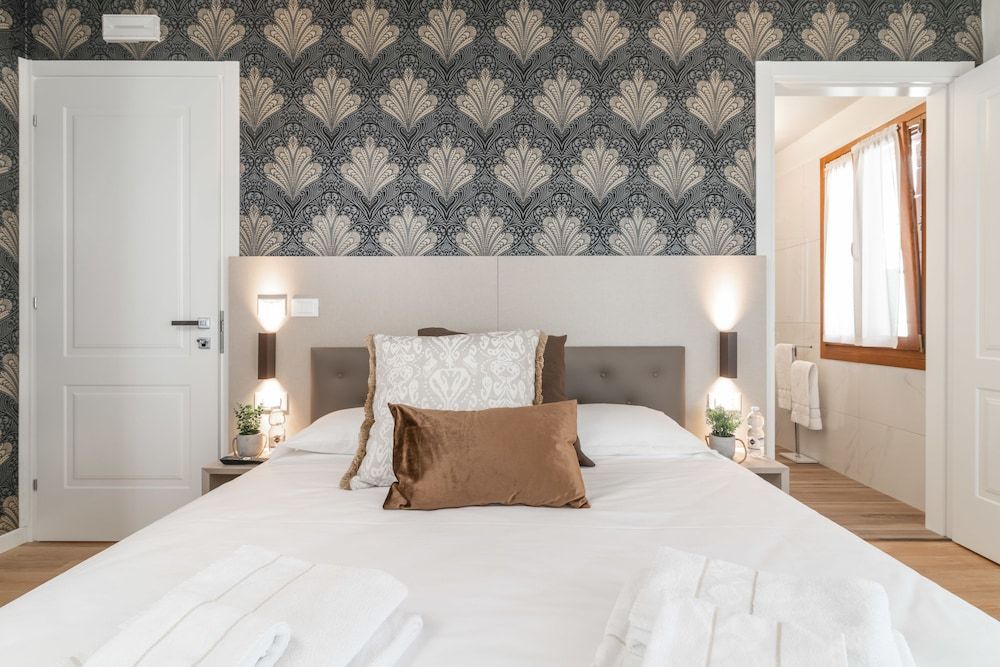 Hotel Grifoni Deluxe Room, 1 King Bed, City View (2) 9