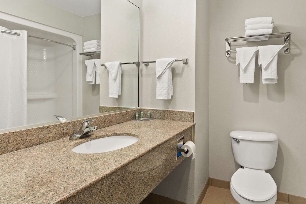 Best Western Galleria Inn & Suites Standard Room, 2 Queen Beds, Non Smoking, Refrigerator & Microwave 3