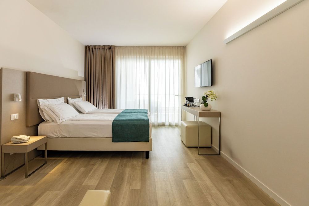 Superior Room, Partial Lake View