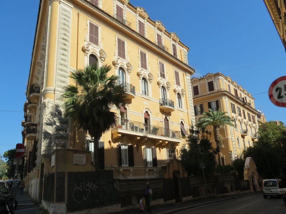 B&B Rome Charming House Double Room with Balcony and Private External Bathroom 12
