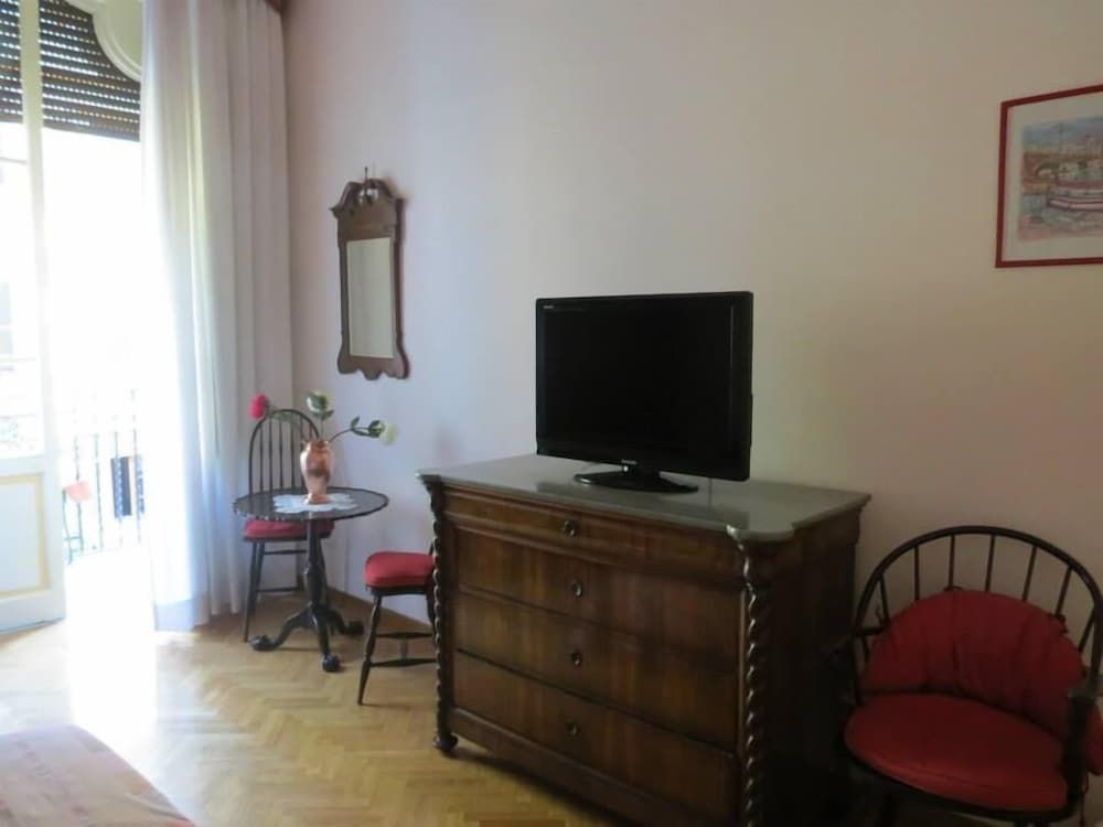 B&B Rome Charming House Double Room with Balcony and Private External Bathroom 8