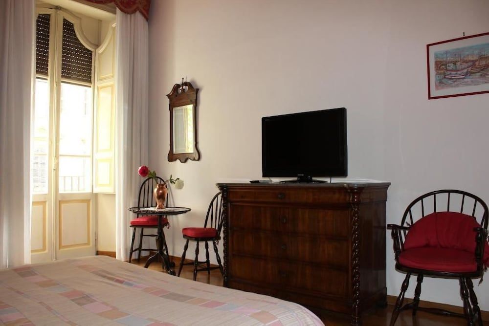 B&B Rome Charming House Double Room with Balcony and Private External Bathroom 5