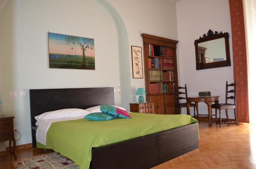 B&B Rome Charming House Double Room with Balcony and Private External Bathroom 6