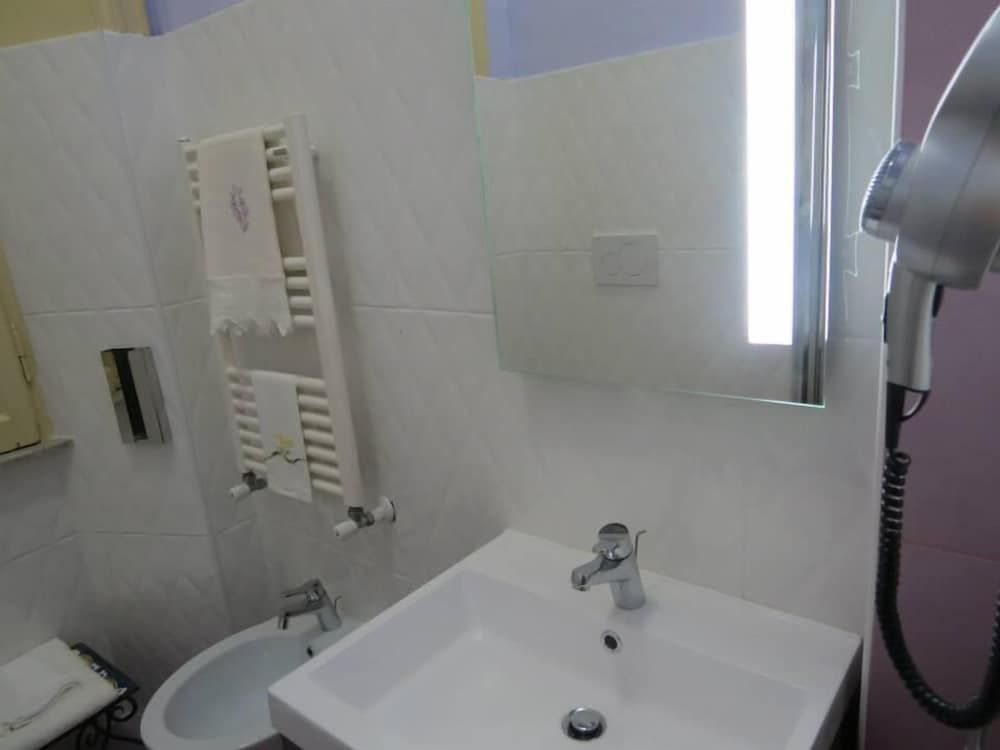 B&B Rome Charming House Double Room with Private External Bathroom 6