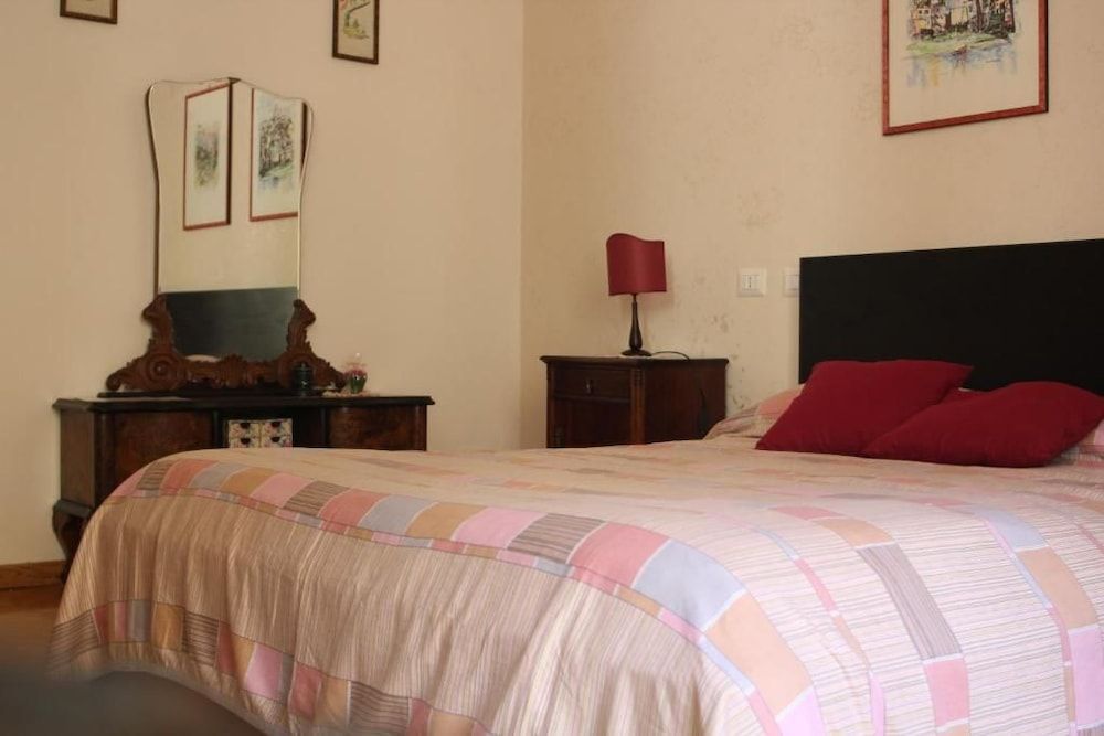 B&B Rome Charming House Double Room with Balcony and Private External Bathroom 3