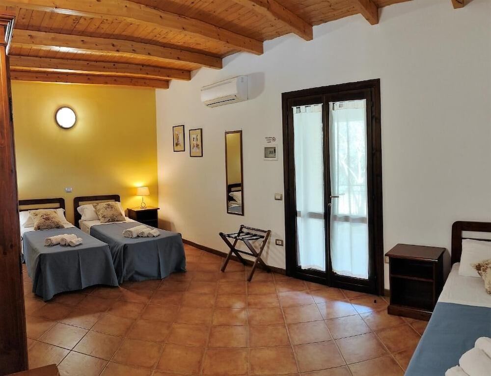 Deluxe Room, 1 Double Bed, Pool View, Poolside