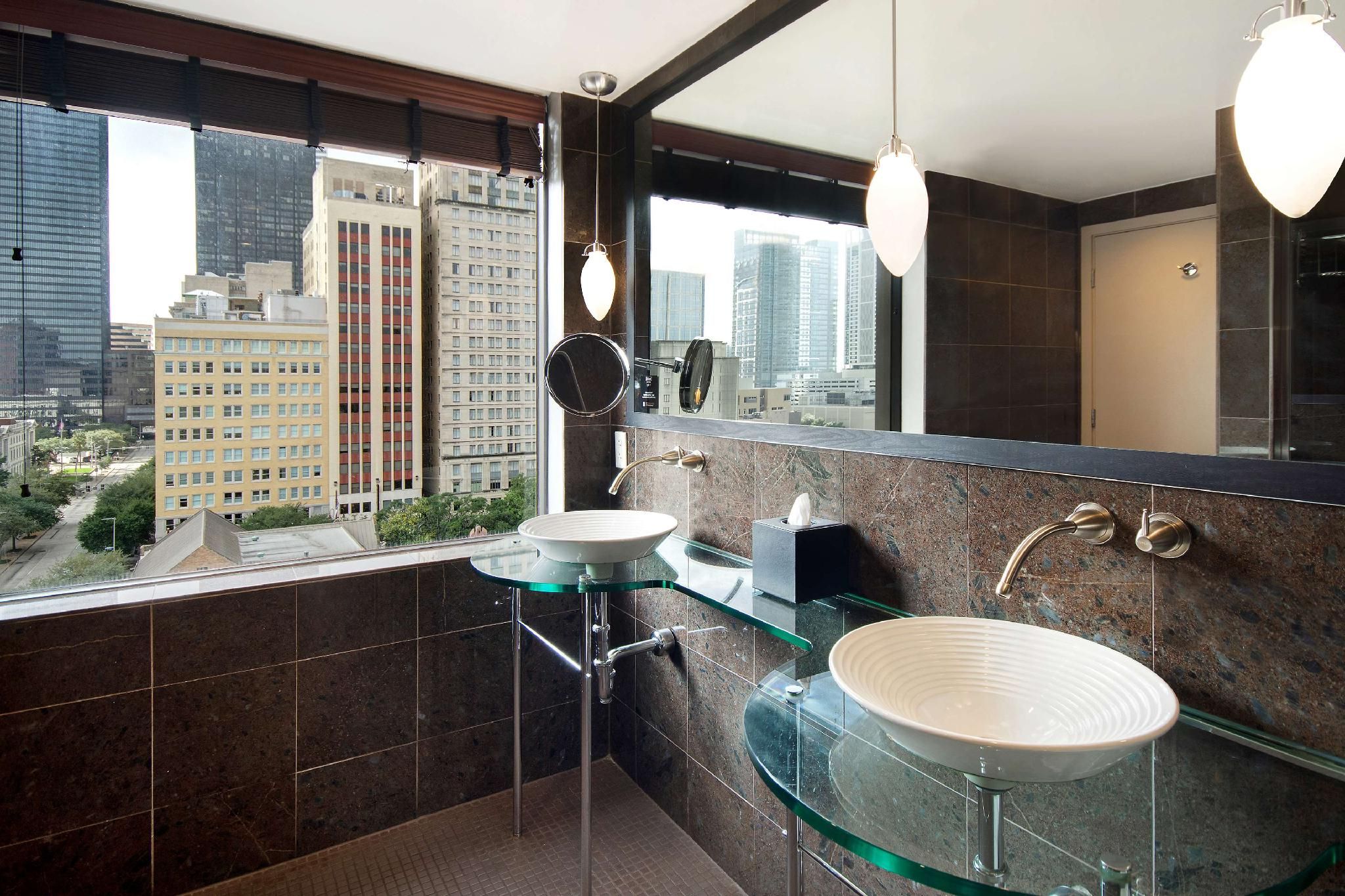 1 Kng 1 Bdrm Ste Mobility/hearing Access W/ Tub