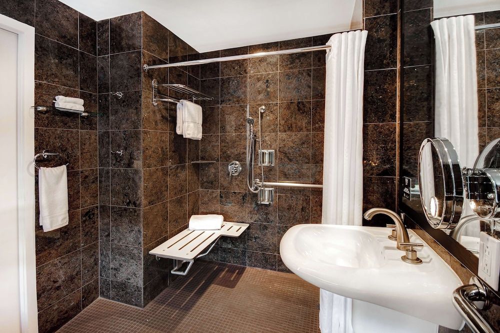 The Sam Houston Hotel, Tapestry Collection by Hilton Deluxe Room, 1 King Bed, Accessible, Non Smoking 3