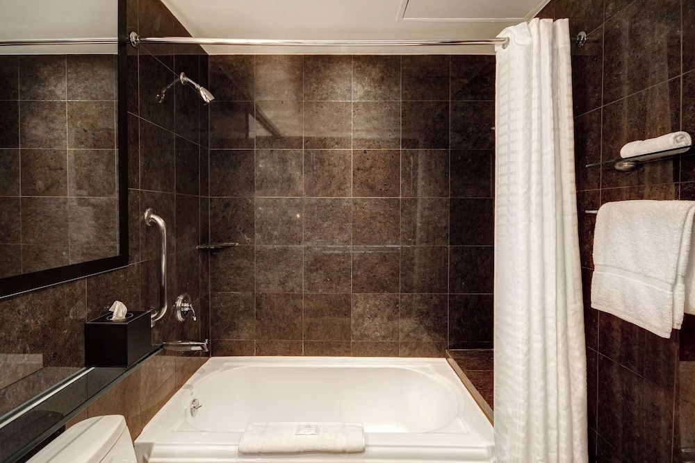 The Sam Houston Hotel, Tapestry Collection by Hilton Deluxe Room, 1 King Bed, Accessible, Non Smoking 8