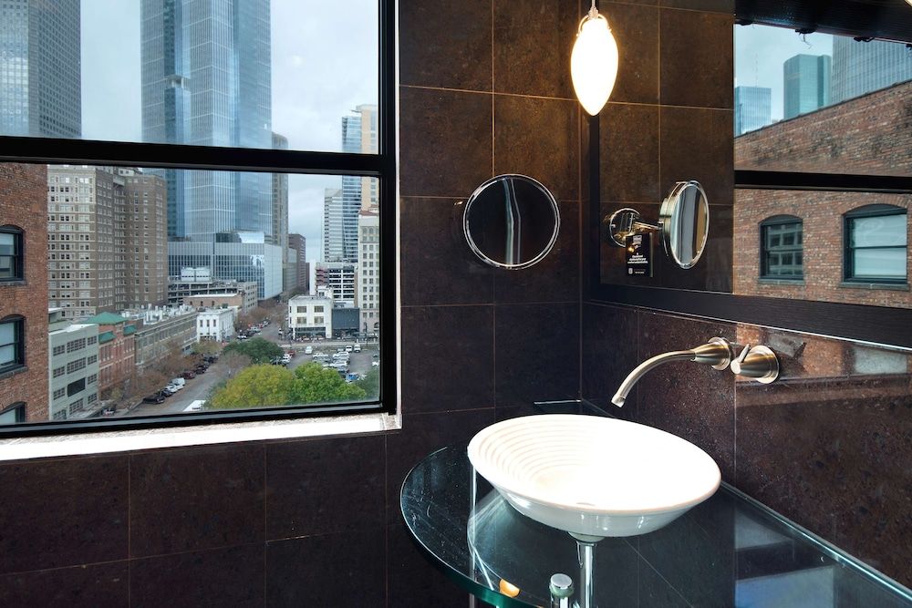 The Sam Houston, Curio Collection by Hilton Deluxe Room, 1 King Bed, Accessible, Non Smoking 3