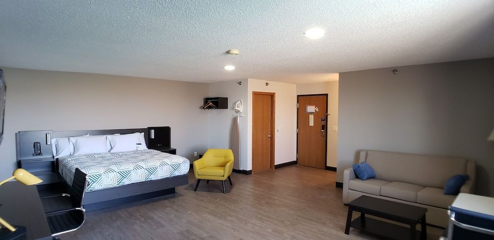 Motel 6 Kewanee, IL Deluxe Suite, 1 King Bed, Non Smoking, Refrigerator & Microwave 3