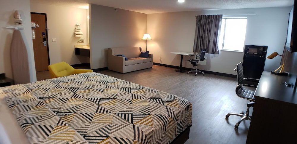 Motel 6 Kewanee, IL Deluxe Suite, 1 King Bed, Non Smoking, Refrigerator & Microwave 2