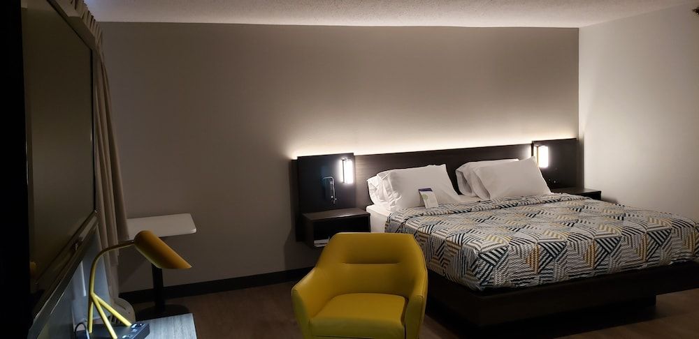 Motel 6 Kewanee, IL Deluxe Suite, 1 King Bed, Non Smoking, Hot Tub 3